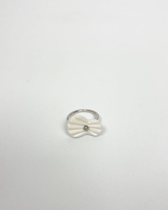 pleats fingerring white