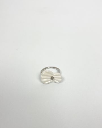 pleats fingerring white