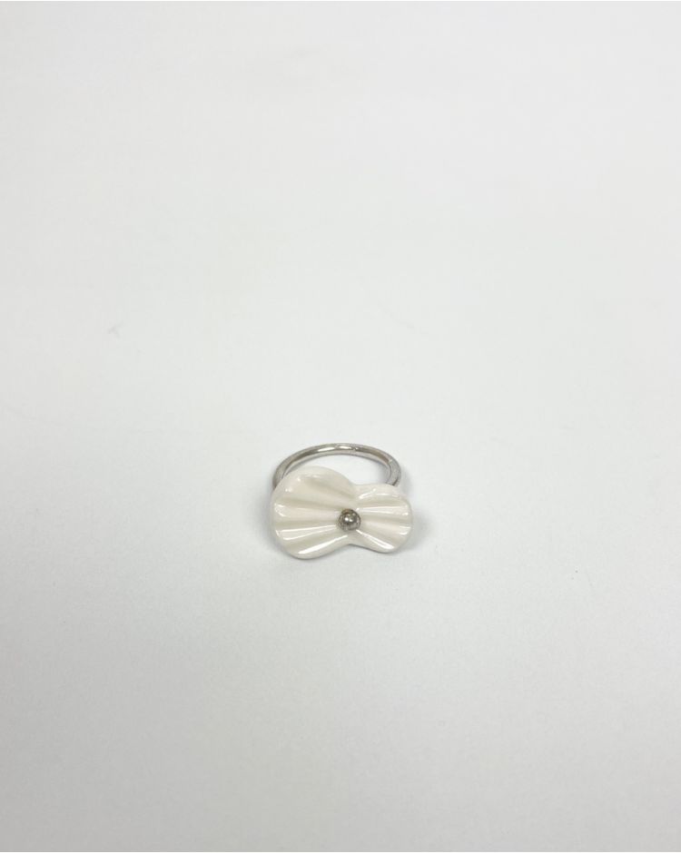 pleats fingerring white
