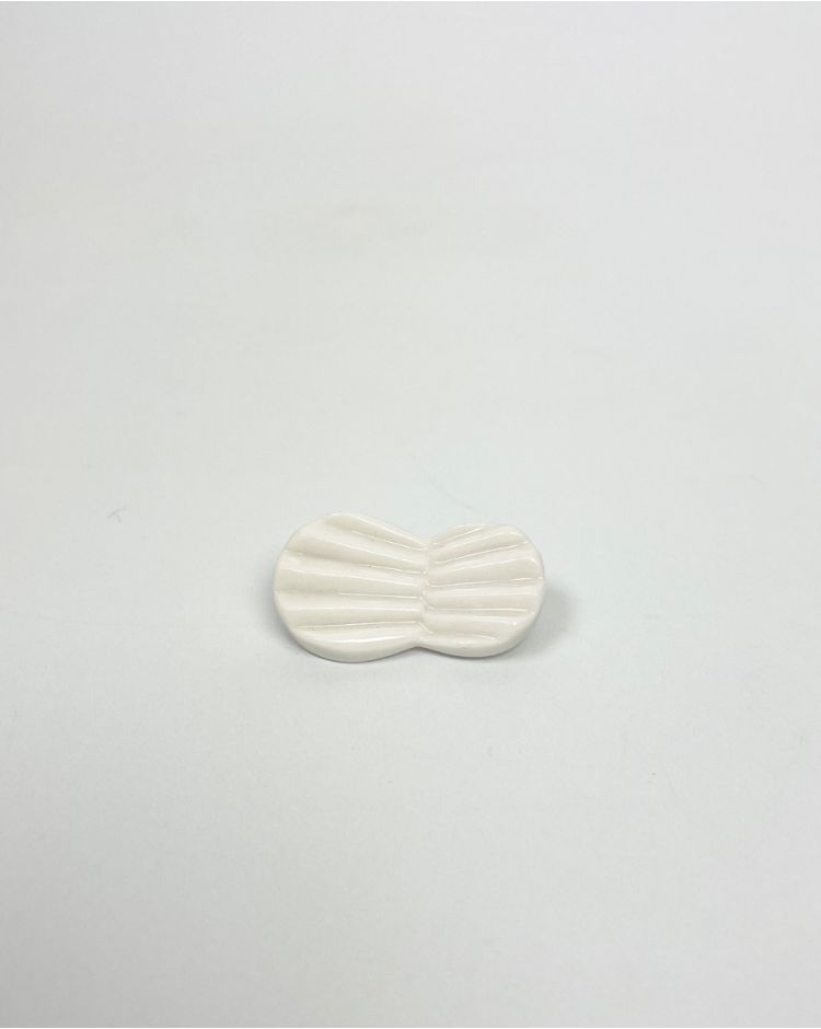 pleats brocher white