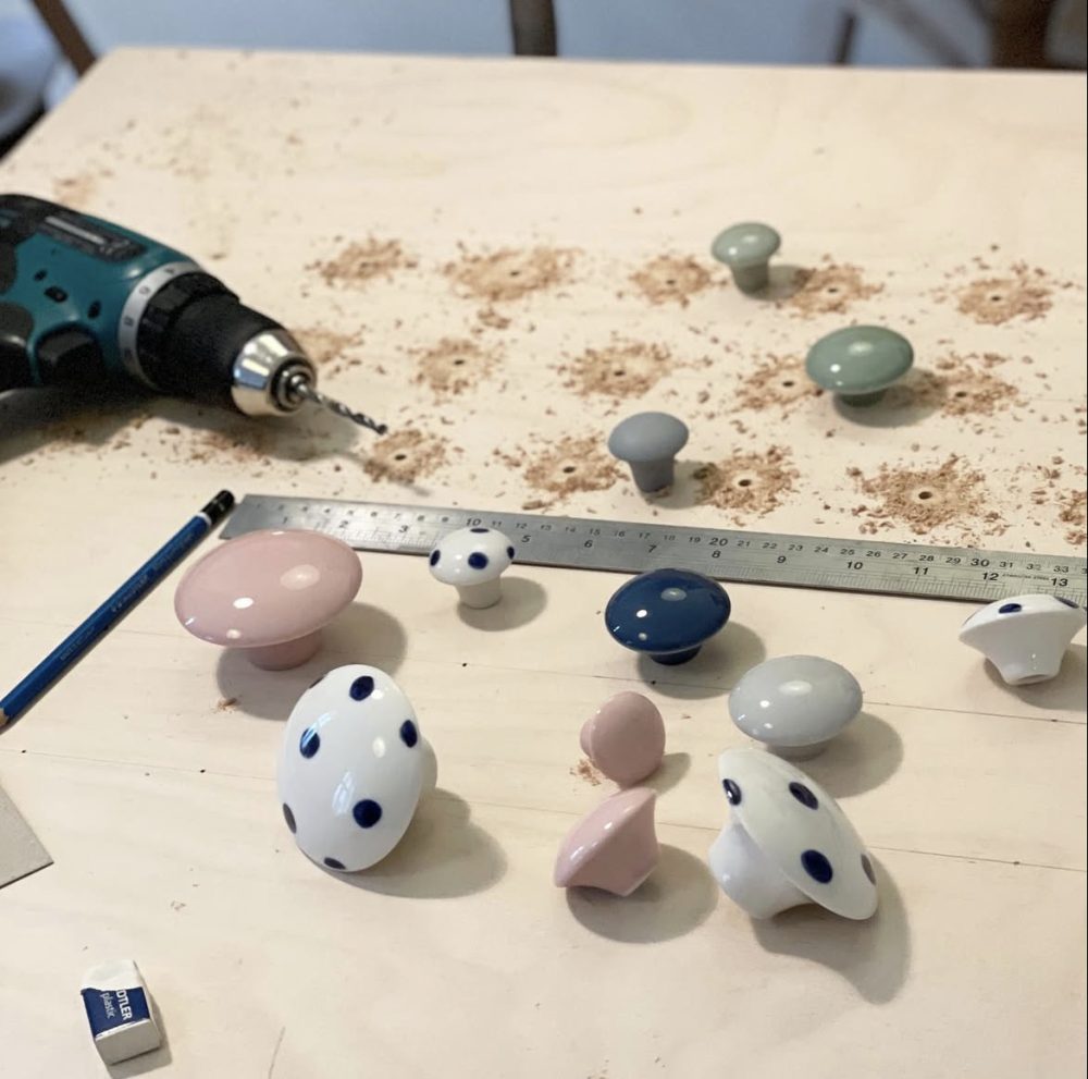 montering af knopper i porcelæn – boremaskine, lineal og knopper
